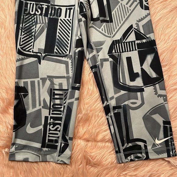 NWT Nike Pro Compression Gray Black Bottoms Cropped Graphic Leggings Medium - Picture 4 of 8